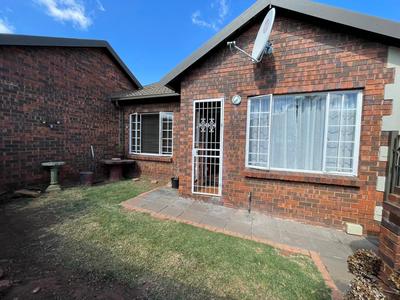 Townhouse For Sale in Bergbron, Roodepoort