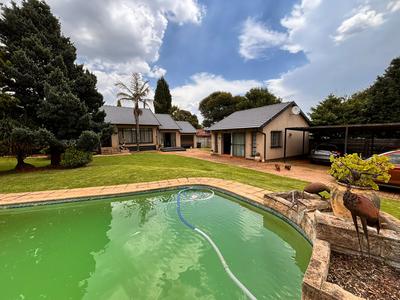 House For Sale in Roodekrans, Roodepoort