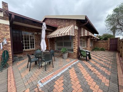 Townhouse For Sale in Florida Lake, Roodepoort