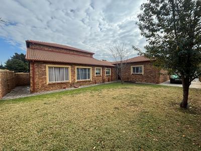 Townhouse For Sale in Allen's Nek, Roodepoort